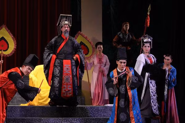 Cảnh trong vở “Nàng thứ phi họ Đặng” của Nhà hát Chèo Hà Nội, tác giả kịch bản Nguyễn Toàn Thắng.