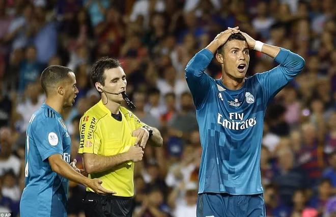 CR7 bị nhận thẻ vàng thứ 2 rời sân. Ảnh: AP.