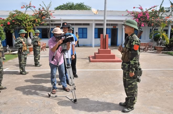 Đoàn làm phim trong quá trình thực hiện nhiệm vụ.