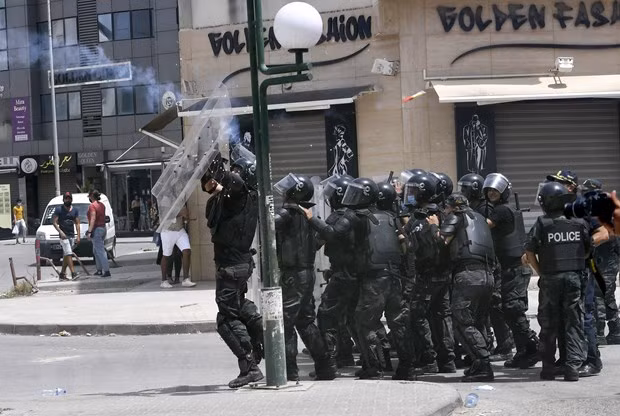 Lực lượng quân đội Tunisia triển khai tại thủ đô Tunis ngày 25-7-2021. Lực lượng quân đội Tunisia triển khai tại thủ đô Tunis ngày 25-7-2021.