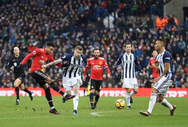 Lingard ghi bàn nhân đôi cách biệt. Ảnh: PA.