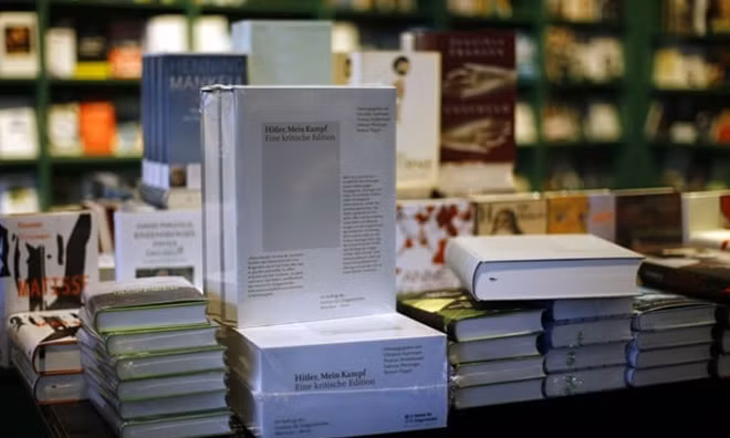 Những bản sách “Adolf Hitler: Mein Kampf, A Critical Edition”, in tác phẩm của trùm phát xít đi kèm với những chú giải, những phân tích và phê phán của các học giả, xuất bản năm 2016, được Amazon chấp nhận cho tiếp tục mua bán trong hệ thống của công ty này.