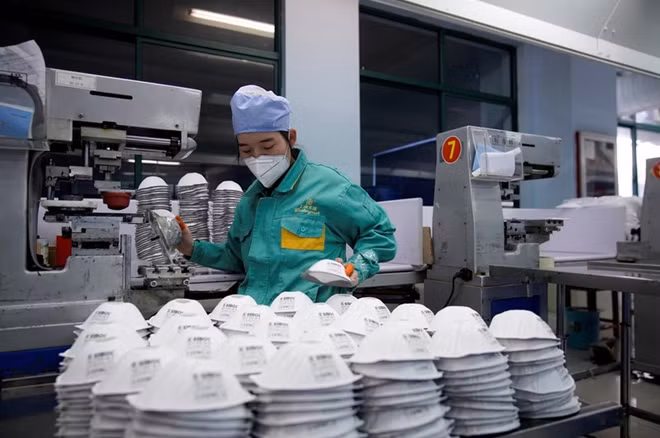 Bên trong một nhà máy sản xuất khẩu trang ở Thượng Hải, Trung Quốc.