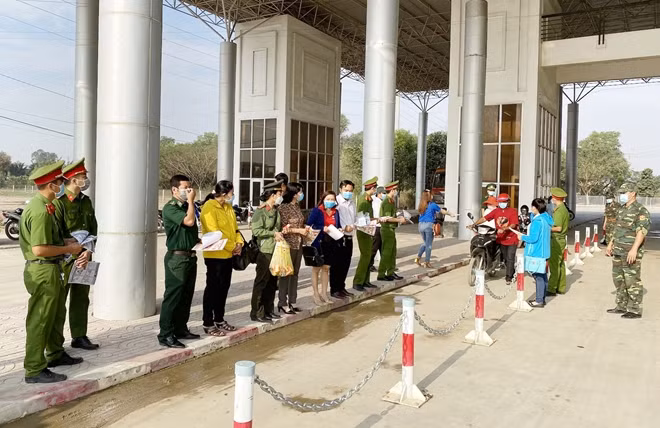 Công an Đồng Tháp phối hợp cùng lực lượng Biên phòng, Hải quan kiểm soát chặt tại Cửa khẩu quốc tế Dinh Bà (huyện Tân Hồng).
