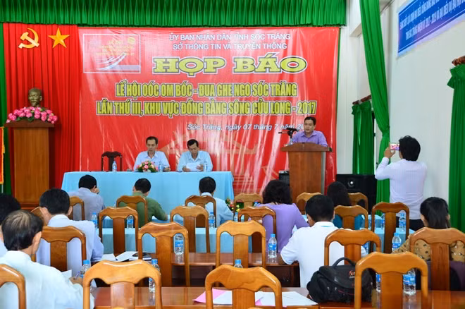 Các đại biểu tham dự buổi họp báo.