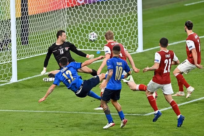 Chỉ chưa đầy 10 phút sau, Italia đã có bàn thắng thứ 2. Ảnh: UEFA.