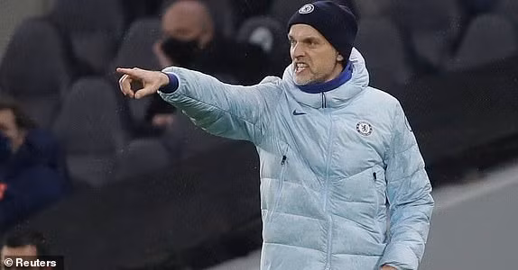 Trong khi đó Chelsea dù cũng gặp khủng hoảng nhưng khác với đội bóng cùng thành phố họ đang đổi vận khi thay tướng. HLV Tuchel đã bắt đầu đưa cỗ máy màu xanh của thành London vào guồng trở lại với các kết quả tích cực gần đây. Trong khi đó Chelsea dù cũng gặp khủng hoảng nhưng khác với đội bóng cùng thành phố họ đang đổi vận khi thay tướng. HLV Tuchel đã bắt đầu đưa cỗ máy màu xanh của thành London vào guồng trở lại với các kết quả tích cực gần đây.