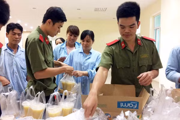 Các tình nguyện viên đang phát cháo cho bệnh nhân tại Viện Bỏng quốc gia.