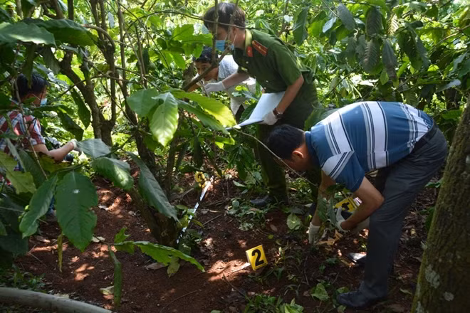 Cơ quan chức năng khám nghiệm hiện trường.