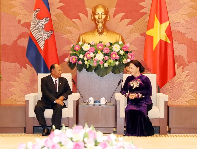 Chủ tịch Quốc hội Nguyễn Thị Kim Ngân và Chủ tịch Quốc hội Vương quốc Campuchia Samdech Heng Samrin.