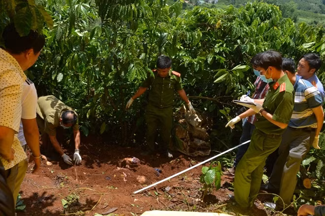 Cơ quan chức năng khai quật tử thi các nạn nhân.