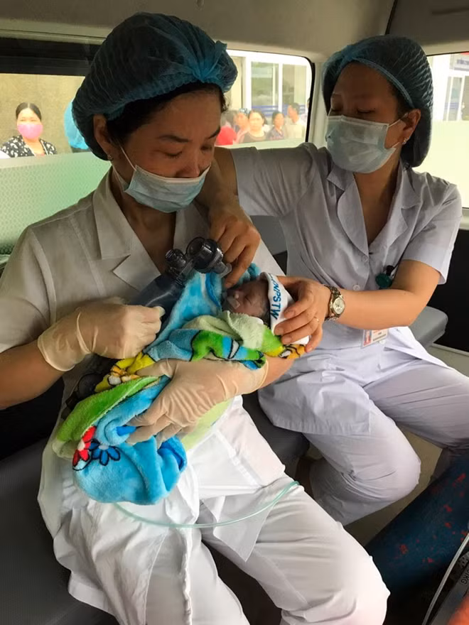 Bé Bình An được các bác sĩ chuyển gấp sang Bệnh viện Phụ sản Trung ương.