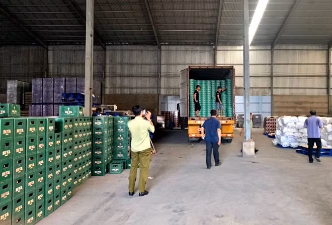 Kiểm tra kho hàng chứa các sản phẩm bia vi phạm quyền sở hữu công nghiệp.