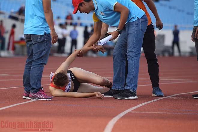 Tuy nhiên cô đã không thể chạm tay vào chiếc huy chương vàng do kém hơn "đàn em" Quách Thị Lan đúng 0,03s. Lan đã ngã ngay sau khi cán đích.
