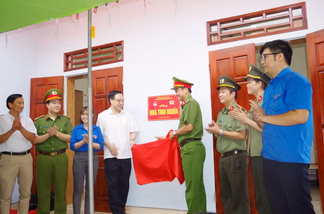 Đại tá Trần Minh Tiến – Phó Giám đốc Công an Hà Nam kéo băng khánh thành nhà tình nghĩa cho gia đình ông Cù Huy Thái.