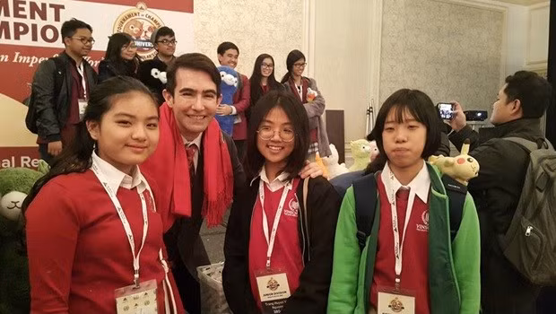 Nguyễn Minh Diệp và Nguyễn Vũ Huyền Trang (từ phải qua trái) - hai học sinh Vinschool đã giành Huy chương vàng thành tích cá nhân trong Vòng chung kết tổ chức tháng 11/2016 tại Đại học Yale (Hoa Kỳ). Các em chụp ảnh với ông Daniel Berdichevsky – người sáng lập và khởi xướng cuộc thi.