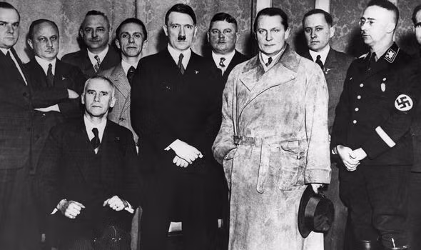 Hitler, Goering (áo sáng) và Himmler (ngoài cùng bên phải) trên đỉnh cao quyền lực.