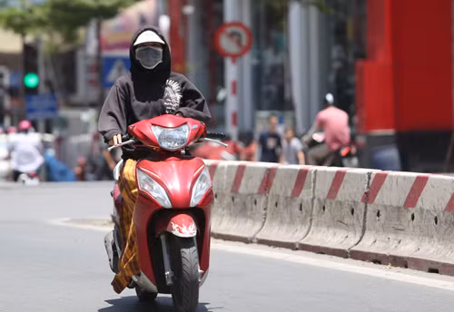 Ngoài trời, người đi đường có cảm giác nóng rát khi nhiệt độ có thể lên đến hơn 40 độ C. Ảnh: Ngọc Thành. Ngoài trời, người đi đường có cảm giác nóng rát khi nhiệt độ có thể lên đến hơn 40 độ C. Ảnh: Ngọc Thành.