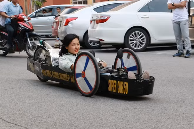 Tất nhiên với mục tiêu để tiết kiệm nhiên liệu thì chiếc xe không thể cung cấp chỗ ngồi tiện nghi cho người lái như những chiếc xe bình thường được.