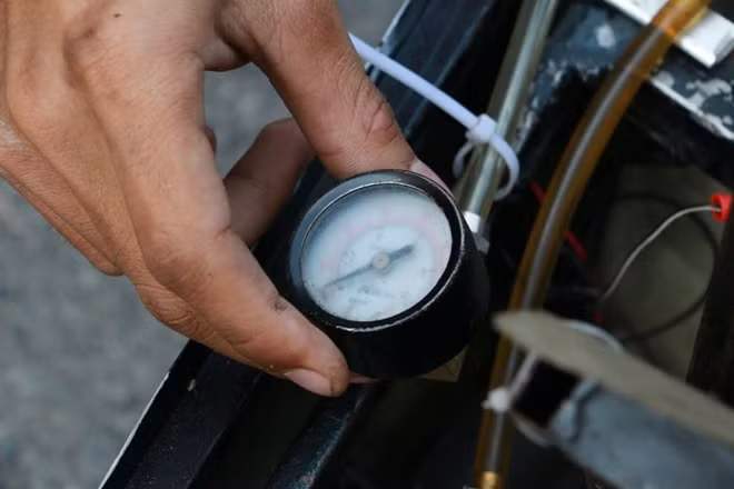 Chiếc xe cũng được trang bị các đồng hồ để đo thông số giúp những "nhà phát triển" điều chỉnh thiết kế cũng như tìm ra cách vận hành tối ưu.