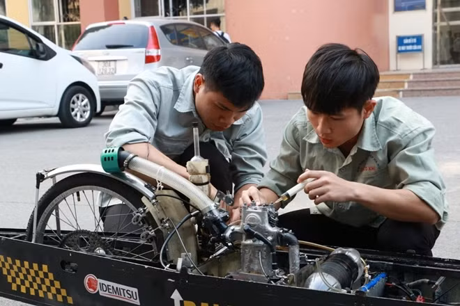 Các bạn trẻ mày mò nghiên cứu dưới sự hướng dẫn của thầy cô cùng với việc tham khảo các tài liệu từ nước ngoài để chế tạo nên mẫu xe đặc biệt này.