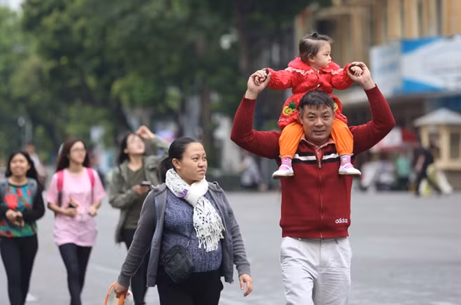 Trời mát, se se lạnh nên nhiều người tìm đến phố đi bộ quanh Hồ Gươm.