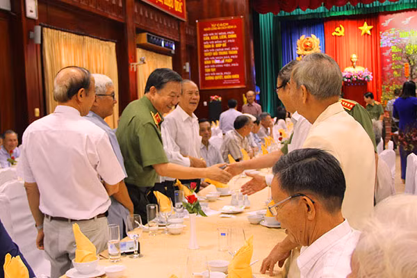 Thượng tướng Tô Lâm, Ủy viên Bộ Chính trị, Bộ trưởng Bộ Công an thăm hỏi các đồng chí nguyên lãnh đạo Bộ và Ban An ninh Trung ương Cục miền Nam.