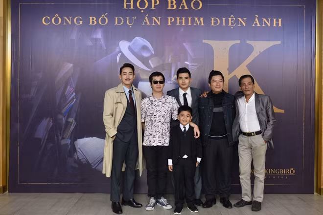 "K" thuộc thể loại phim trinh thám - hình sự tội phạm, có sự góp mặt của nhiều diễn viên nổi tiếng.