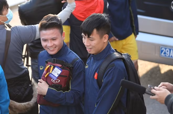 Quang Hải tươi cười bên cạnh Bùi Tiến Dũng. Tại V.league, cả hai đã cống hiến rất nhiều cho CLB Hà Nội và Viettel để tạo nên cuộc đua vô địch đầy hấp dẫn giai đoạn cuối mùa, nhưng khi lên ĐTQG họ tỏ ra khá thân thiện với nhau.