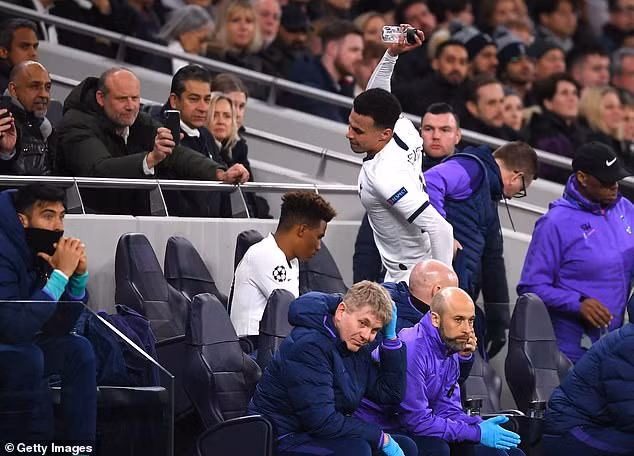 Hành động gần như phát điên của Dele Alli. Hành động gần như phát điên của Dele Alli.