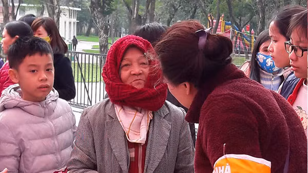 Bà Nguyệt được các tình nguyện viên giúp chọn các mặt hàng thiết yếu. Bà Nguyệt được các tình nguyện viên giúp chọn các mặt hàng thiết yếu.