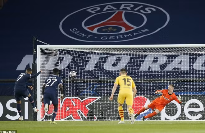 Công nghệ VAR đã giúp trọng tài xác định trung vệ Clement Lenglet có pha phạm lỗi kín với Mauro Icardi trong vòng cấm. PSG được hưởng phạt đền. Trên chấm 11m, Kylian Mbappe không mắc sai lầm nào để mở tỷ số trận đấu.