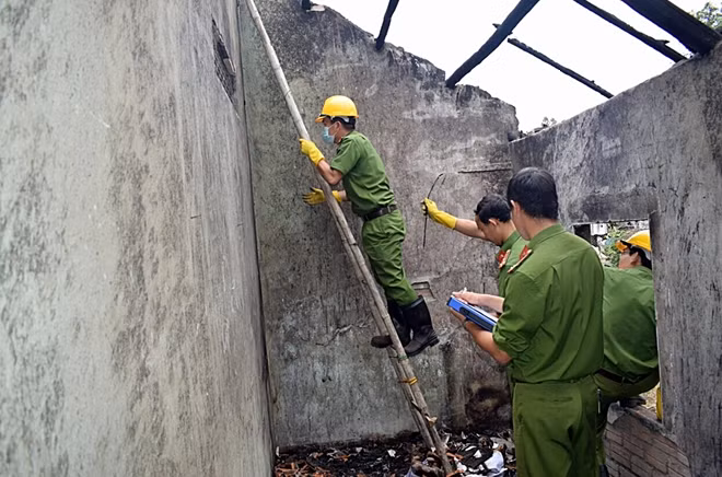 Lực lượng kỹ thuật hình sự Công an tỉnh Quảng Nam làm nhiệm vụ khám nghiệm hiện trường.