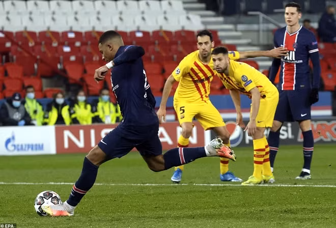 Tuy nhiên khi mà hàng công Barca chưa thể làm nên chuyện, thì mảnh lưới đội khách đã lại rung lên.