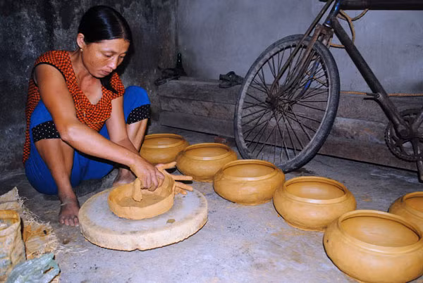 Các công đoạn làm ra một sản phẩm nồi đất hoàn toàn bằng tay. Ảnh: Thạch Văn