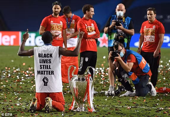 David Alaba với hành động phản đối nạn phân biệt chủng tộc sau khi vô địch Champions League
