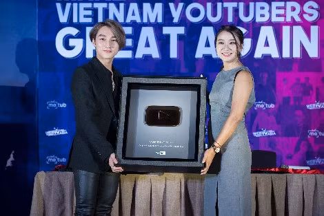 Sơn Tùng M-TP nhận nút Play vàng của Youtube. Sơn Tùng M-TP nhận nút Play vàng của Youtube.