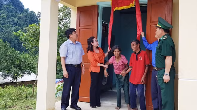 Lãnh đạo Ủy ban MTTQ Việt Nam tỉnh Quảng Bình cùng chính quyền cơ sở trao tặng nhà Đại đoàn kết cho bà con dân tộc ở Quảng Bình.