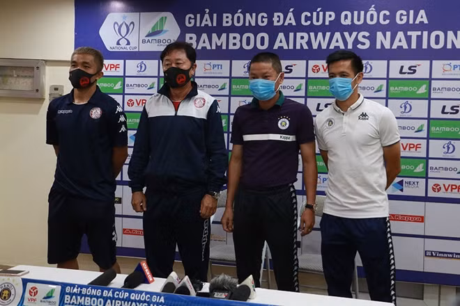 HLV Chung Hea-seong và HLV Chu Đình Nghiêm.