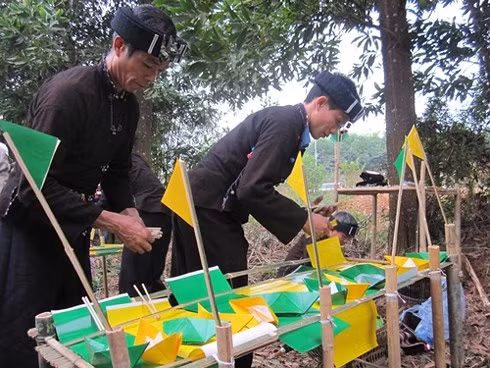 Chuẩn bị cho lễ cấm bản.