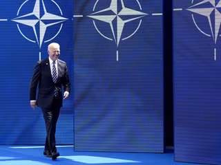 Ông Joe Biden lần đầu tham dự Hội nghị thượng đỉnh NATO với tư cách Tổng thống Mỹ, đánh dấu bước chuyển phá băng của Washington trong quan hệ với NATO sau 4 năm lạnh nhạt thời người tiền nhiệm Donald Trump. Ảnh: Reuters.
