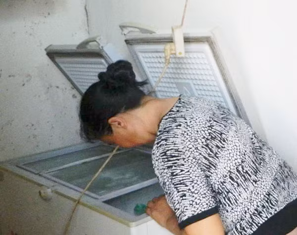Bà Nếp bên tủ đá đựng xác thai nhi.