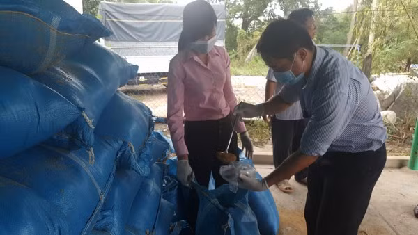 Bột thịt xương nhập lậu bị cơ quan chức năng kiểm tra phát hiện.