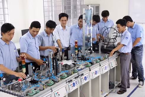 Nhiều doanh nghiệp nhận sinh viên đến thực tập để cùng phối hợp đào tạo lại, rèn cho sinh viên kỹ năng thực hành.