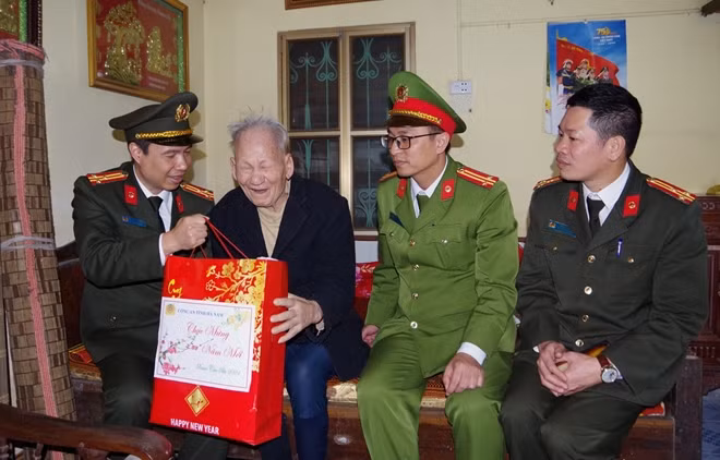 Lãnh đạo Công an tỉnh Hà Nam thăm, tặng quà Tết Mẹ Việt Nam anh hùng, gia đình chính sách Công an nhân dân trên địa bàn.