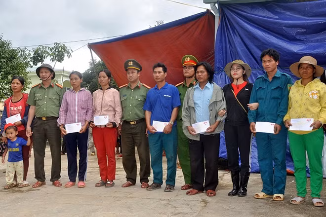 Đại diện Báo CAND và nhà tài trợ trao quà cho người dân bị lũ quét, sạt lở núi xã Phước Lộc, Phước Sơn, tỉnh Quảng Nam.