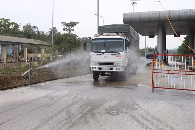 Mọi phương tiện đều được phun thuốc sát khuẩn khi qua chốt kiểm dịch.