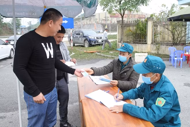 Những trường hợp chấp hành không nghiêm chỉnh đều bị nhắc nhở và cấp phát khẩu trang miễn phí.