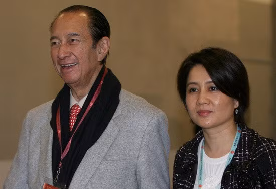 Ông Hà Hồng Sân và người vợ thứ tư Lương An Kỳ.