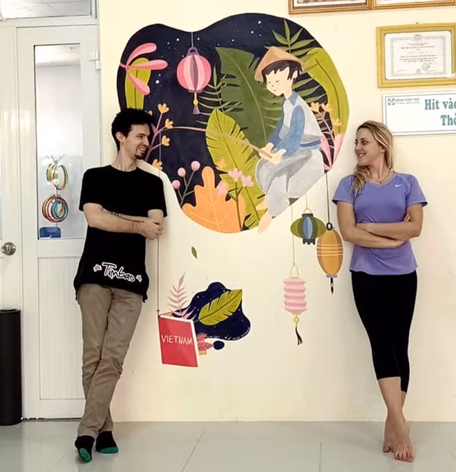 Cặp đôi Bojan và Irena cười vui trước bức bích họa khi chuẩn bị ra viện.